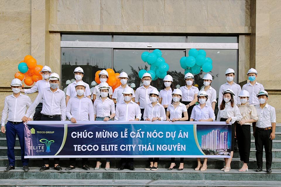 Tập thể CBNV tại lễ cất nóc Tecco Elite City