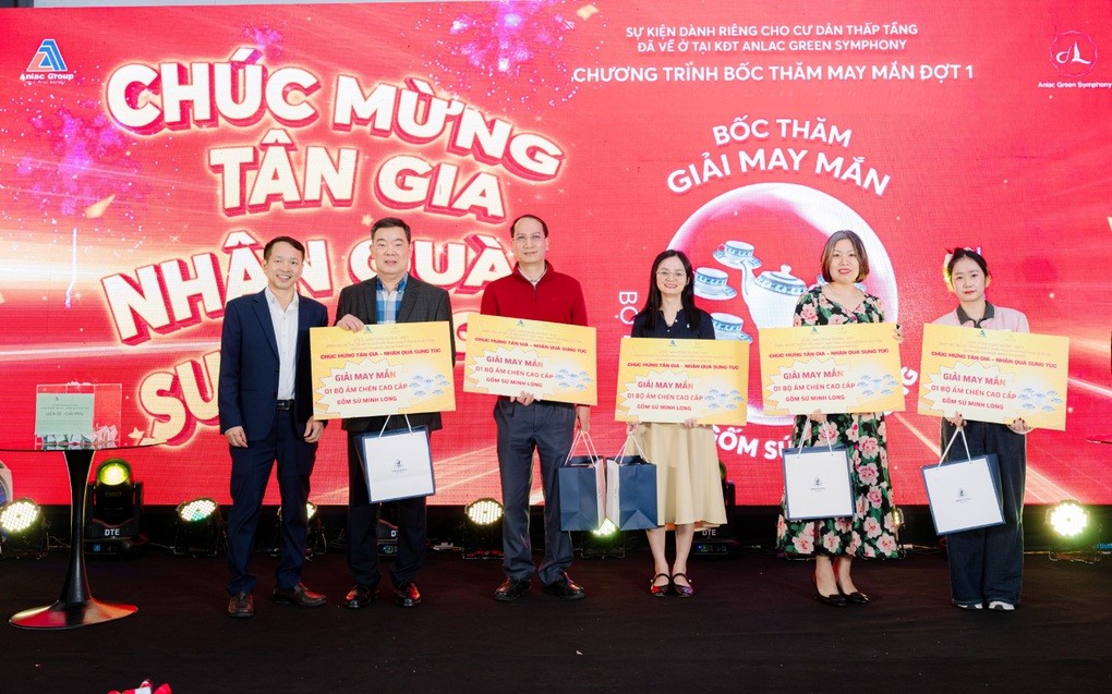 Các khách hàng may mắn trúng giải phụ tại sự kiện (Ảnh: CĐT).