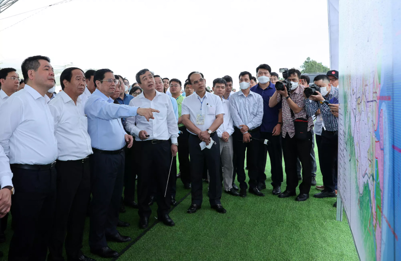 Thủ tướng và đoàn công tác đã khảo sát, kiểm tra tình hình đầu tư, xây dựng và hoạt động của Khu kinh tế Thái Bình, huyện Thái Thụy, tỉnh Thái Bình. Ảnh: VGP/Nhật Bắc