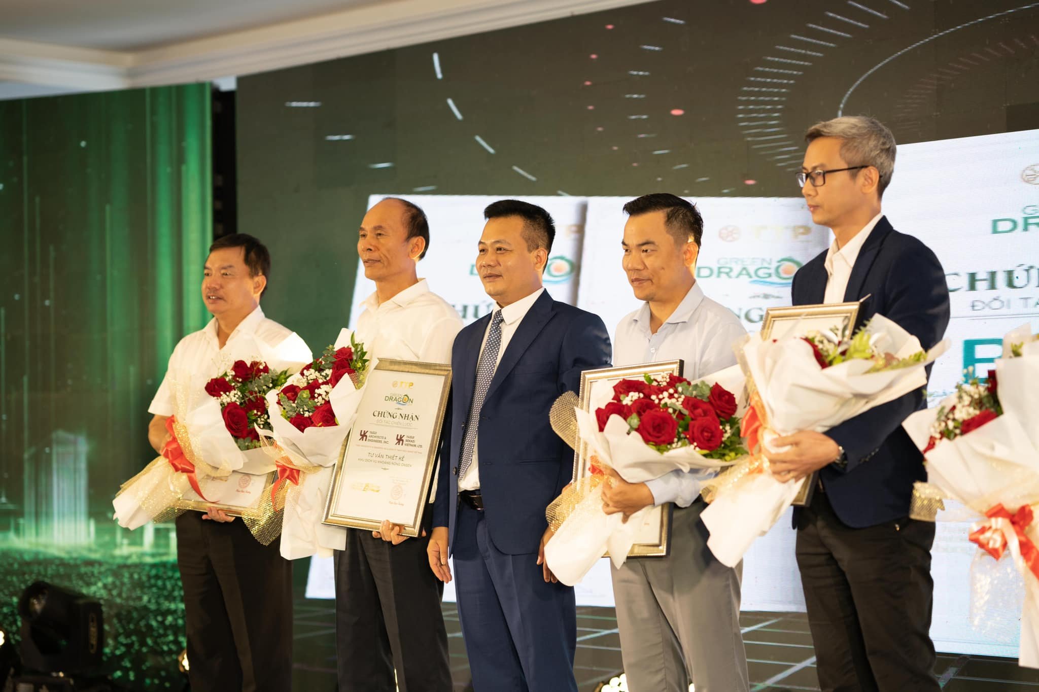 Ông Nguyễn Văn Văn - Tổng giám đốc Công ty CP BĐS Duyên Hải nhận chứng nhận đối tác chiến lược của Tập đoàn TTP