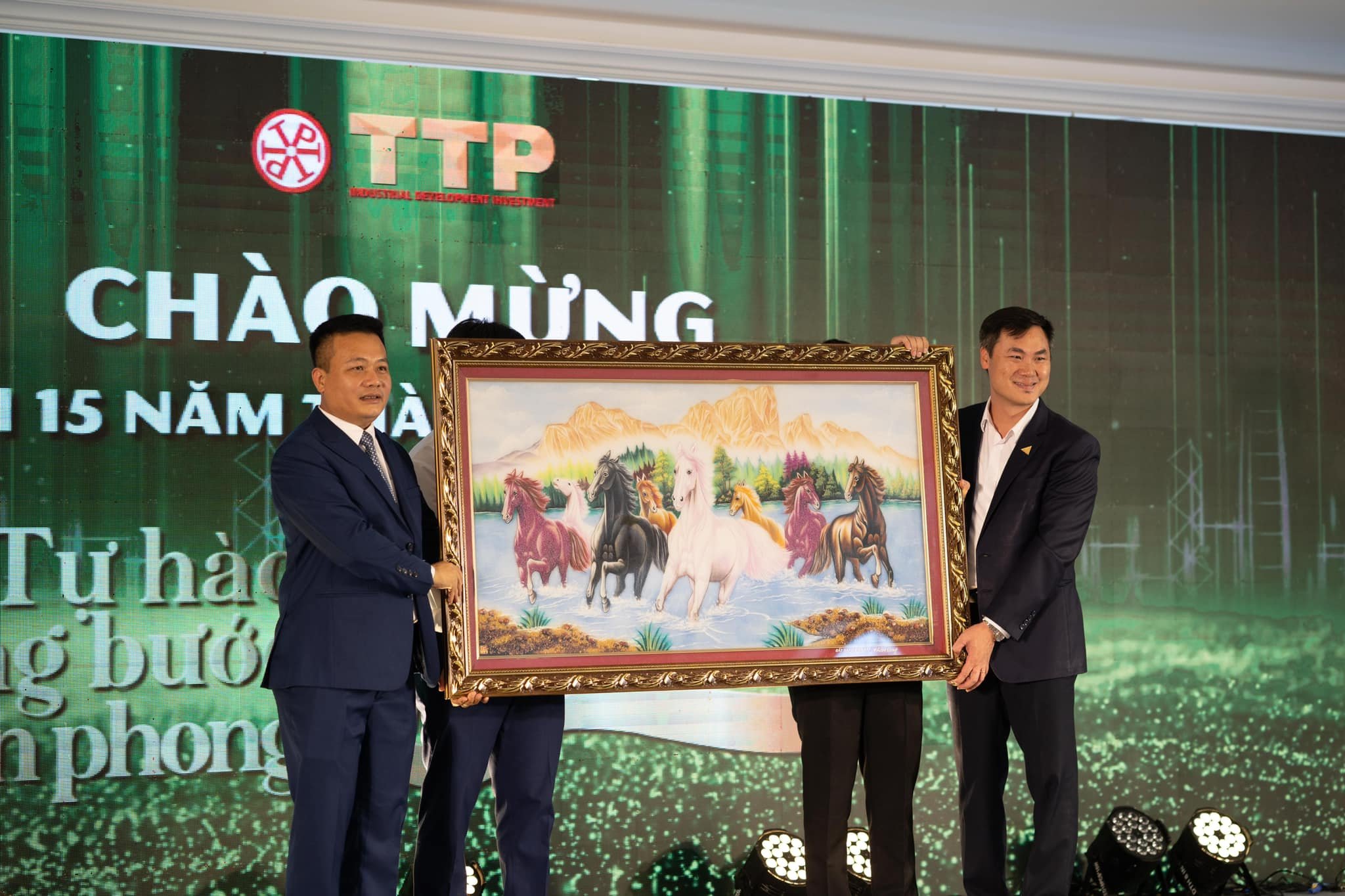 Tổng giám đốc Vũ Cương Quyết trao tặng món quà đầy ý nghĩa cho TTP Group