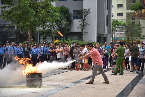 Nhiều cư dân tham gia tập huấn và thực hành phòng cháy chữa cháy.