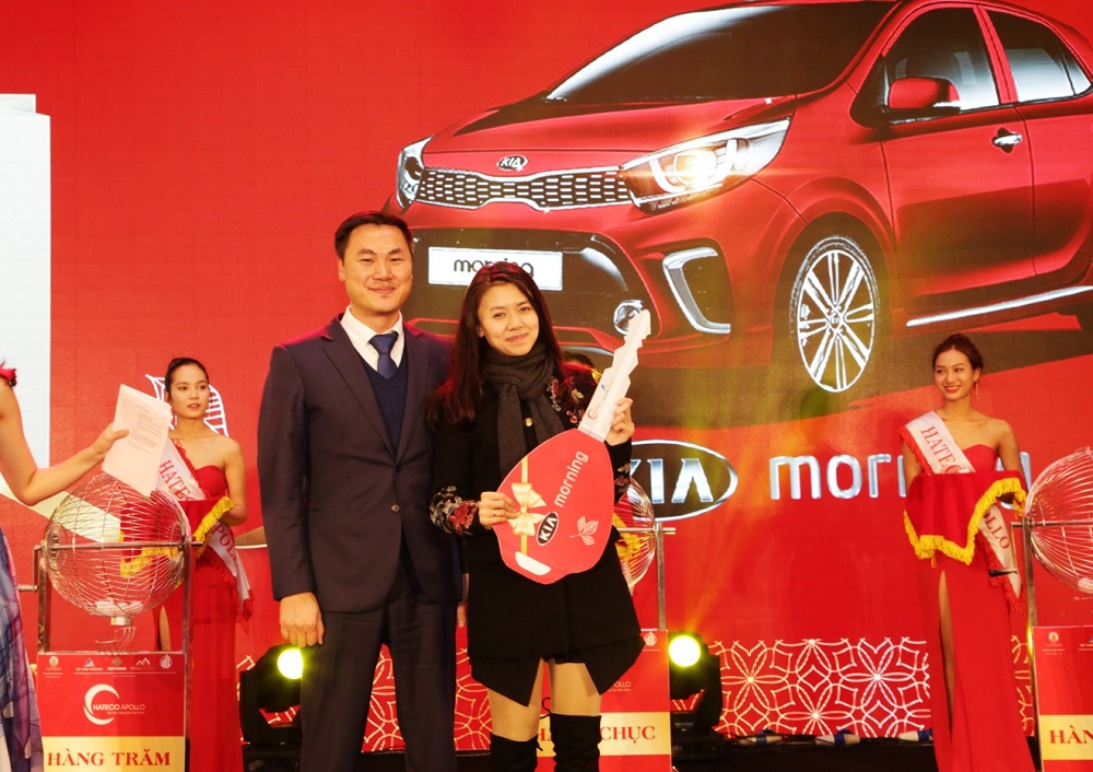 Chị Phạm Thị Dương – chủ nhân căn hộ B1414 trúng giải nhất 01 xe ô tô Kia Morning chụp hình cùng lãnh đạo Đất Xanh Miền Bắc – Đơn vị phân phối & tổ chức sự kiện.
