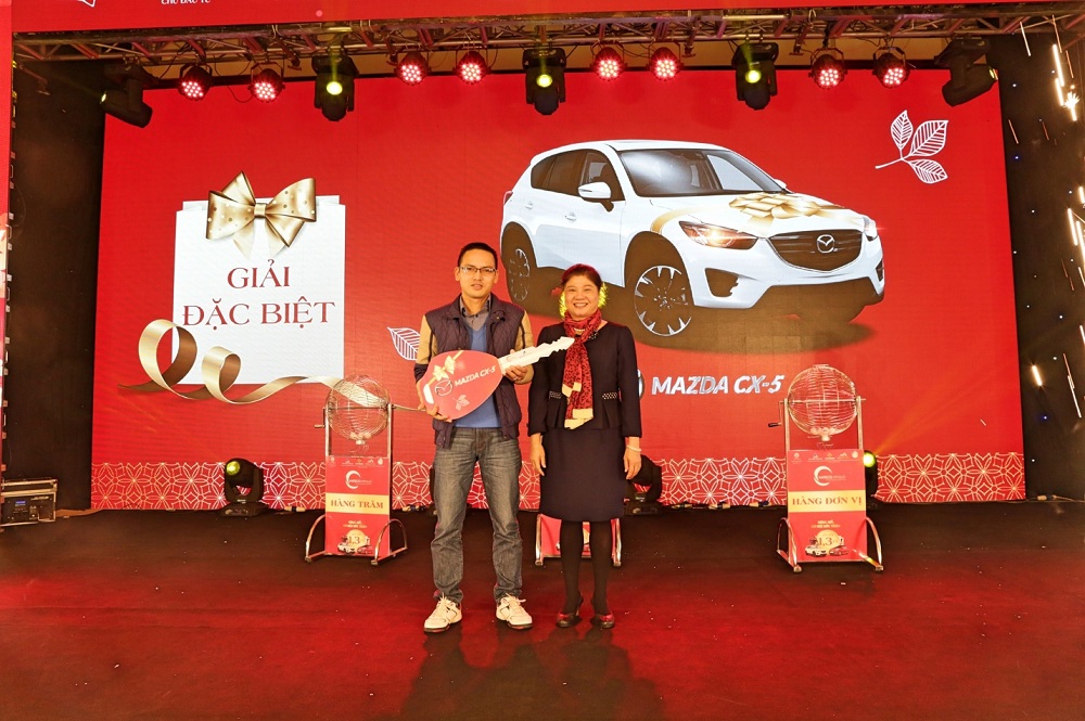 Anh Trần Văn Đông – chủ nhân của giải đặc biệt 01 xe ô tô Mazda CX5 trị giá 840 triệu đồng chụp hình cùng đại diện Chủ đầu tư