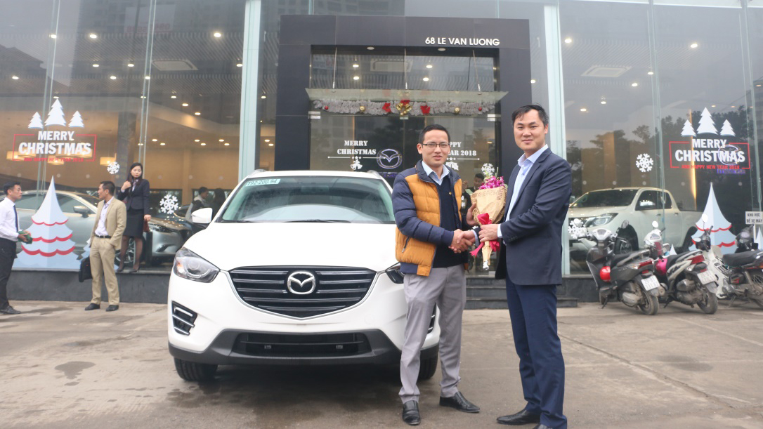 Khách hàng trúng giải Đặc biệt – Trần Văn Đông cùng người thân và bạn bè đã đến nhận xe ô tô Mazda CX5 trị giá 840 triệu đồng