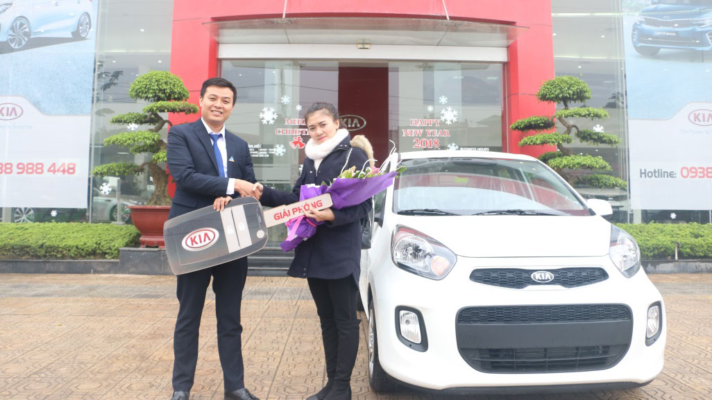 Khách hàng Phạm Thị Dương nhận giải nhất xe ô tô Kia Morning