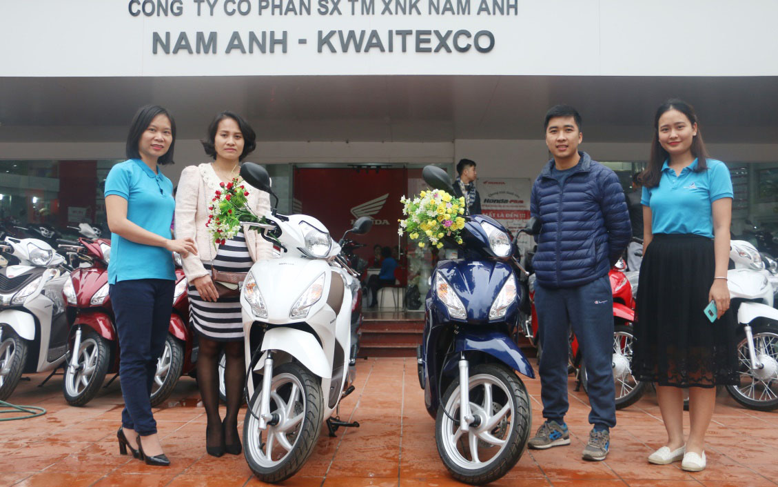 Khách hàng Nguyễn Đức Tựa và Hà Thị Mai Ngọc nhận giải nhì là xe máy Honda Vision