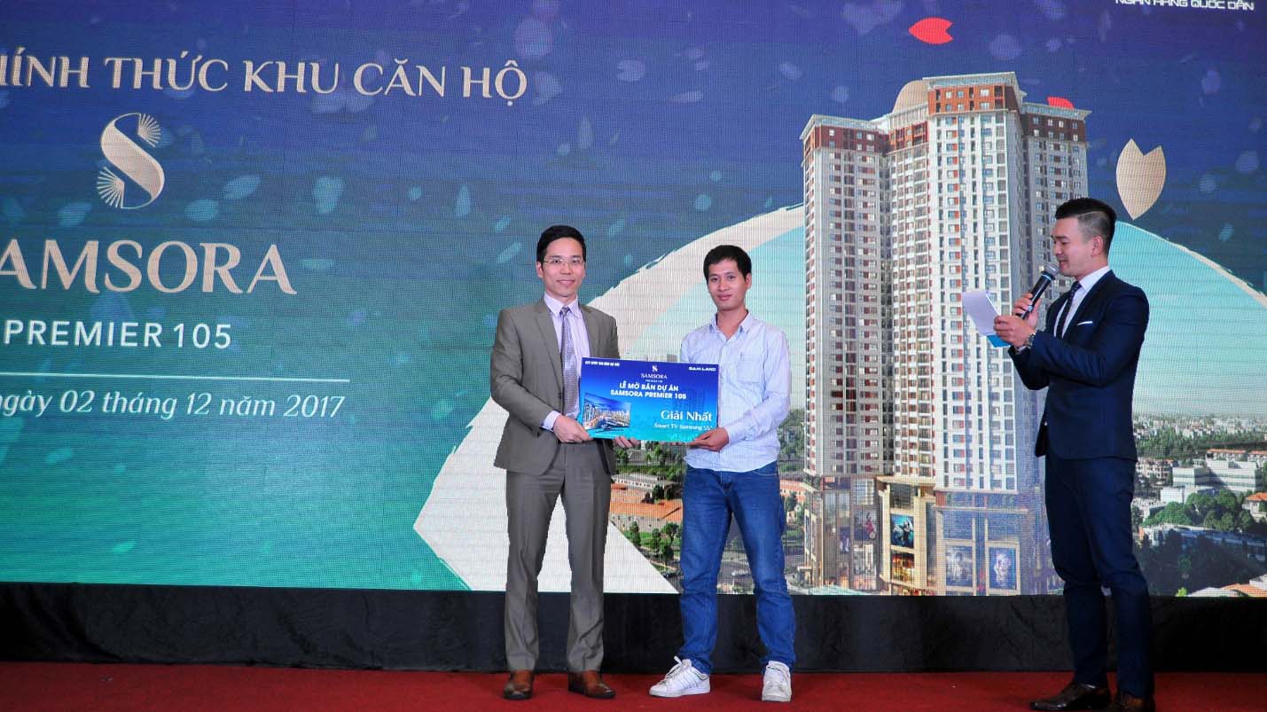 Ông Vũ Ngọc Hoan – PTGĐ Công ty CP Đầu tư Sài Gòn – Hà Nội trao giải Nhất cho khách hàng may mắn trúng thưởng