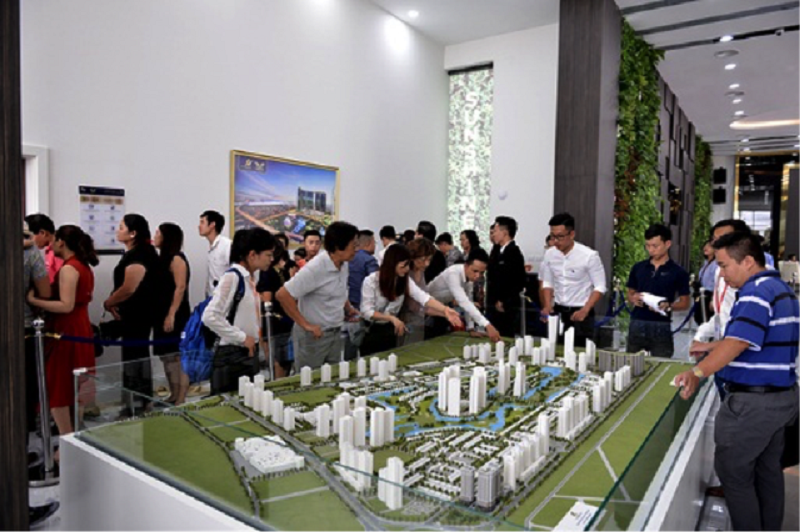 Các khách mua xếp hàng dài vào thăm căn hộ mẫu và xem mô hình dự án Sunshine City