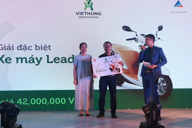 Đại diện Chủ đầu tư trao thưởng cho khách hàng trúng Giải đặc biệt – 1 Xe máy Honda Lead