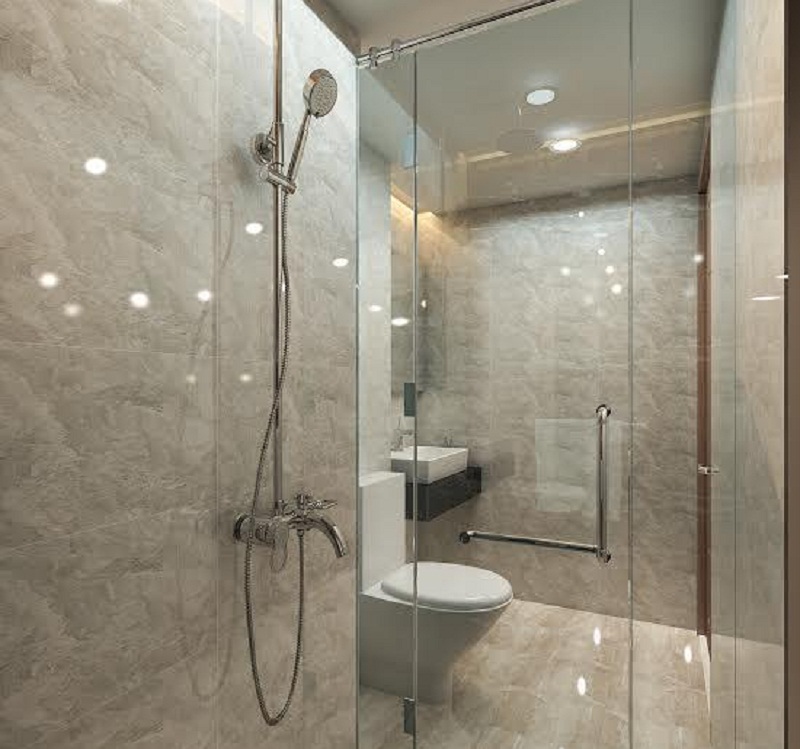 Bàn giao nhà vệ sinh gồm vách tắm kính đứng cường lực, vòi hoa sen, thiết bị vệ sinh đầy đủ.