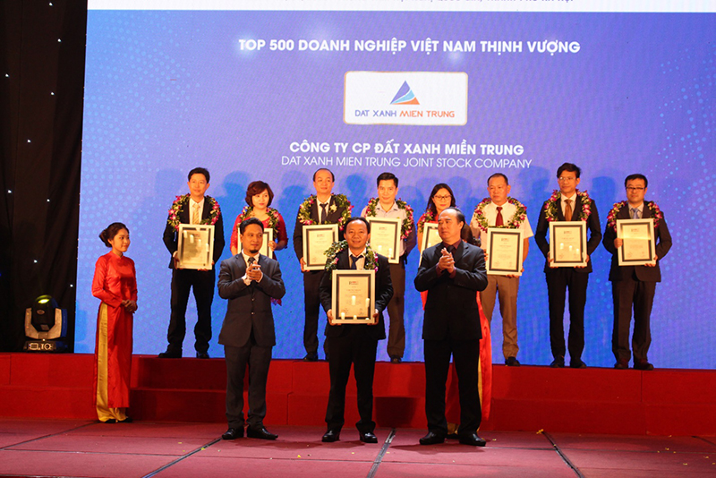 Ông Nguyễn Hiền Ninh – Đại diện Đất Xanh Miền Trung vinh dự nhận giải thưởng