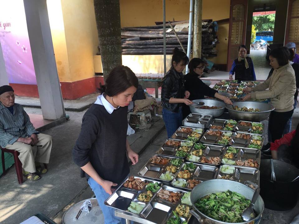 CBNV ĐXMB tự tay chuẩn bị những xuất ăn ngon dành cho các cụ già tại trại phong Phú Bình