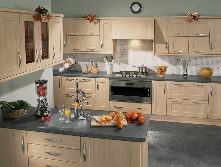 Đặt tủ đựng đồ ăn trong phòng ăn là giải pháp hiệu quả đối với những gia đình có phòng bếp khiêm tốn.