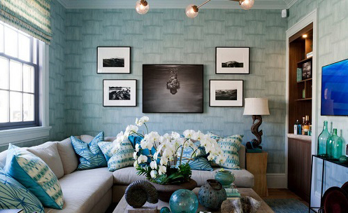 Bức màu tường xanh nhạt cực kỳ mát mắt và ăn nhập theo gam màu của đồ trang trí như bình hoa thủy tinh, gối tựa