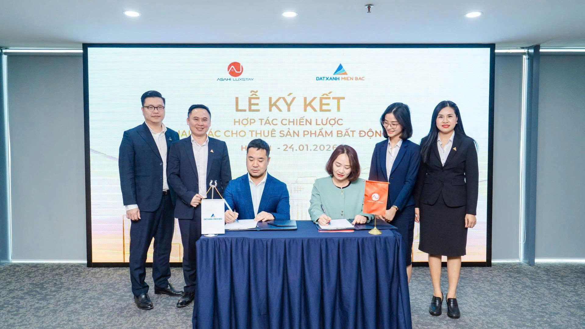 Ảnh: Lễ ký kết hợp tác chiến lược giữa Asahi Luxstay và Đất Xanh Miền Bắc trong hoạt động khai thác cho thuê sản phẩm bất động sản